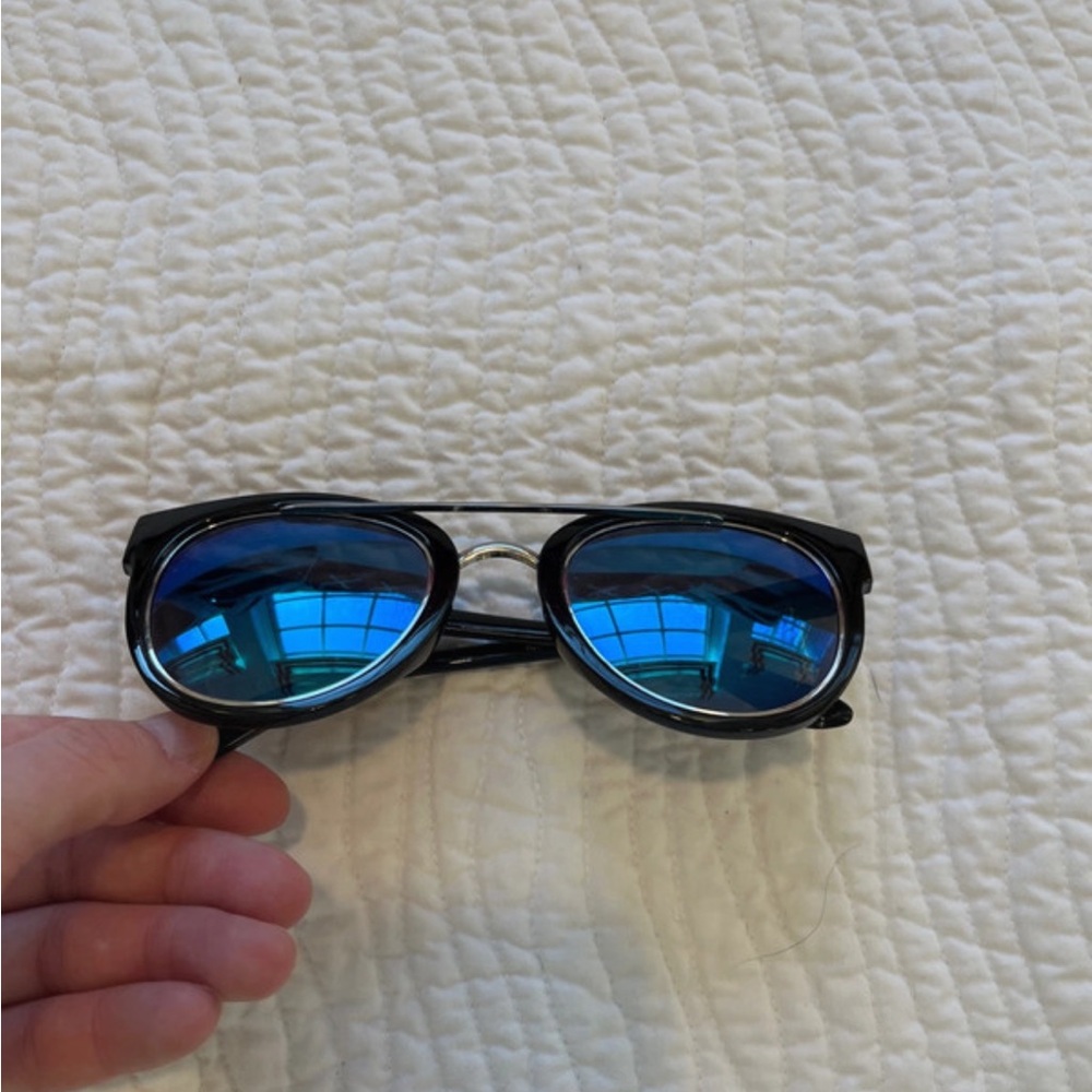 Stylish Black Sunglasses with Blue Lenses - Picture 3 of 6